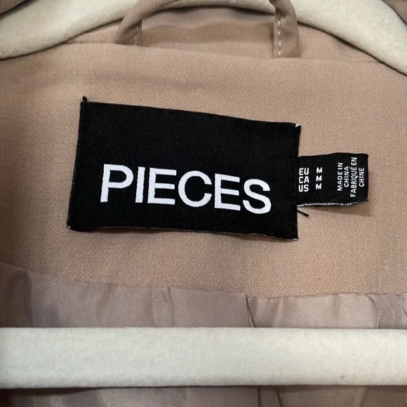 Blazer - Picture 3 of 4